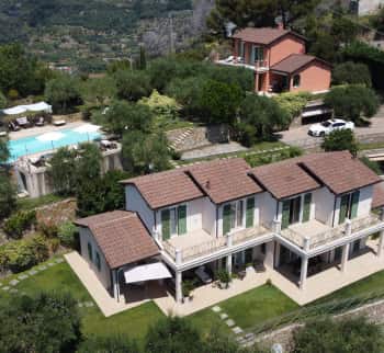 Te koop twee villa's met een tuin van 3200 m2 ...